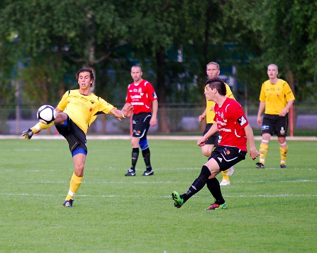 2010_0616_43.JPG - Rio Babovic lyfter iväg bollen på volley