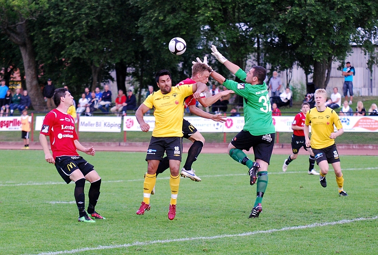 2010_0616_49.JPG - Kungsör's målvakt går ut och tar bollen innan Arton Bekaj hinner på den