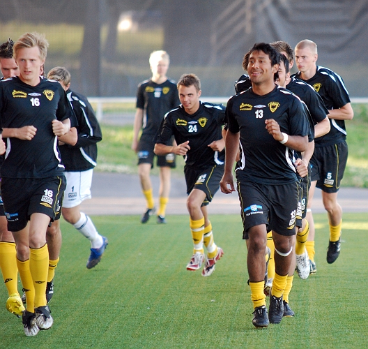 2010_0623_01.JPG - Uppvärmning innan match