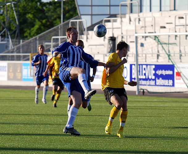 2010_0623_03.JPG - Västerås försvarare lyfter undan bollen framför Miralem Malic