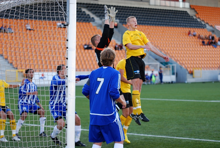 2010_0623_04.JPG - Filip Stjernfeldt försöker nå bollen efter en hörna