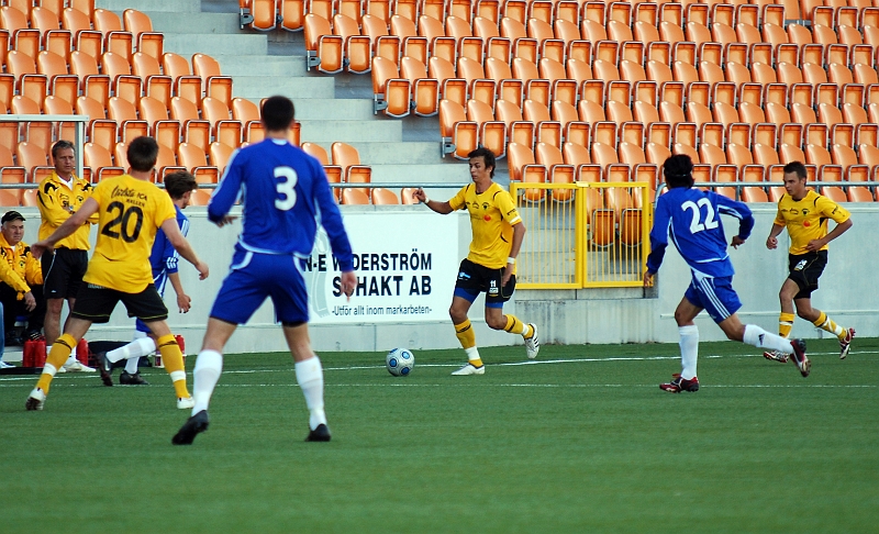 2010_0623_05.JPG - Rio Babovic driver bollen efter sidlinjen