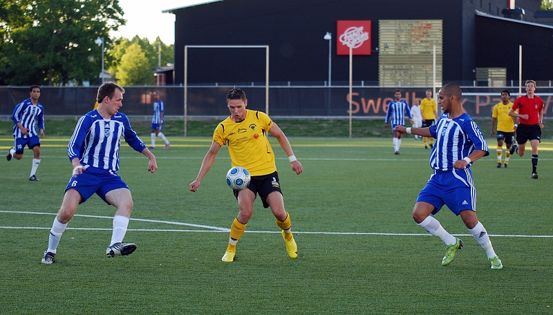2010_0623_08.JPG - Miralem Malic försöker att gå mitt i mellan Västerås mittbackar