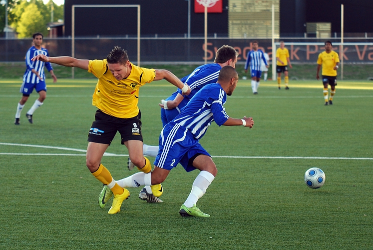 2010_0623_09.JPG - Miralem Malic blir av med bollen och snubblar över backens ben