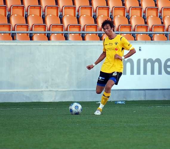 2010_0623_12.JPG - Rio Babovic slår ett inlägg mot mål