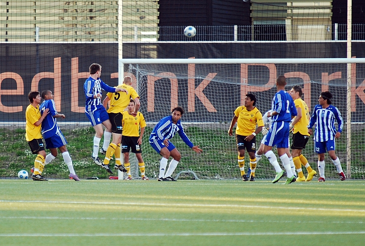 2010_0623_13.JPG - I den här situationen hittar domaren en straff för IFK Västerås