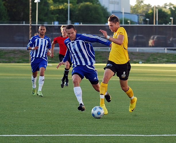 2010_0623_15.JPG - Miralem Malic rycker sig förbi Västerås backen