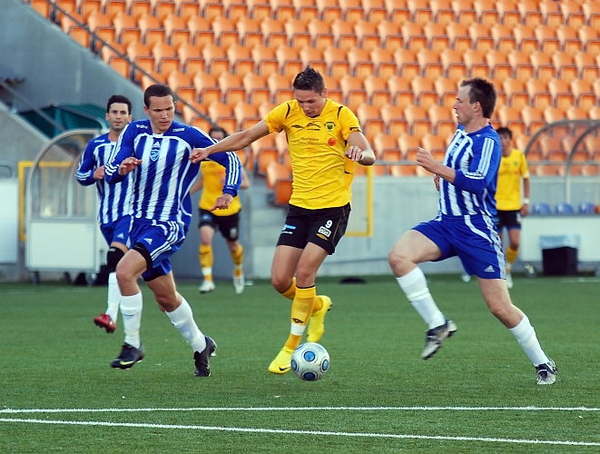 2010_0623_29.JPG - Miralem Malic trycker sig förbi i mellan Västerås mittbackar