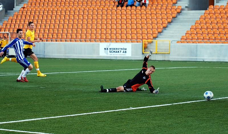 2010_0623_36.JPG - . . . . och rullar behärskat bollen förbi målvakten, 2-0 till Södra i 50:e minuten