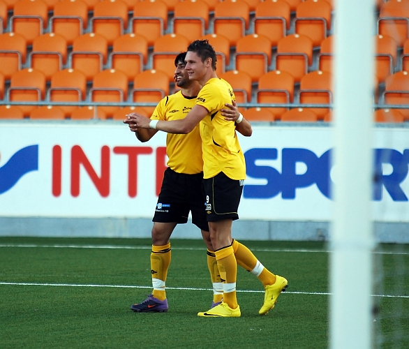 2010_0623_38.JPG - Glada Södraspelare efter målet