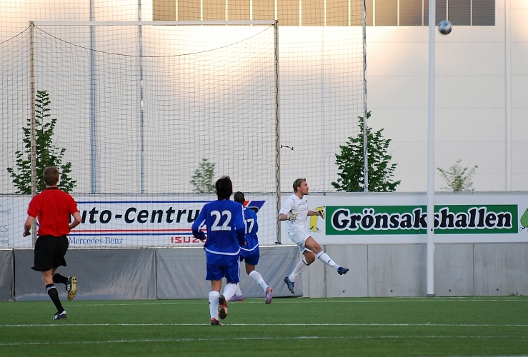 2010_0623_43.JPG - Fredrik Hagström långt ut från målet och sparkar undan bollen