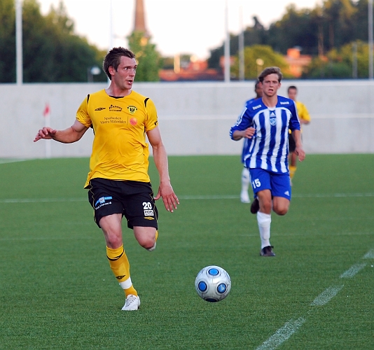 2010_0623_51.JPG - Dennis Jansson tittar upp innan inspelet mot mål