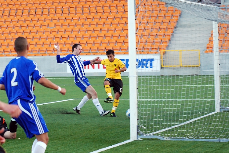 2010_0623_52.JPG - framför målet finns Bewar Mohammad och slår in bollen i mål. 4-1 till Södra