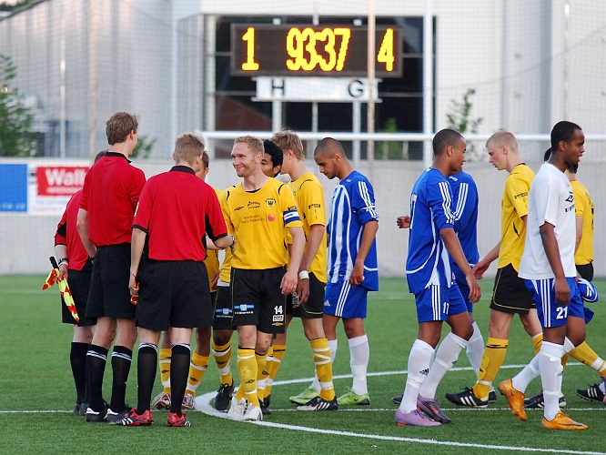 2010_0623_62.JPG - Mikael Wiker ser finurlig ut när han tackar domarna efter matchen