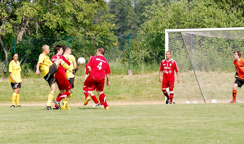 2010_0703_02.JPG - Första matchen spelades mot Värhulta AIS, seger med 6-2. Filip Stjernfeldt provar att lyfta in bollen mot målet