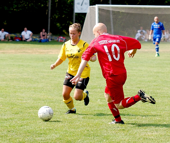 2010_0703_04.JPG - Karin Haglind spelar undan bollen innan Lasse Larsson hinner fram
