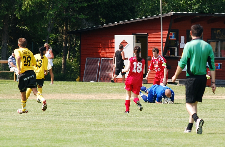 2010_0703_05.JPG - Almir Masinovic plockar in bollen framför fötterna på Mikael Ivarsson
