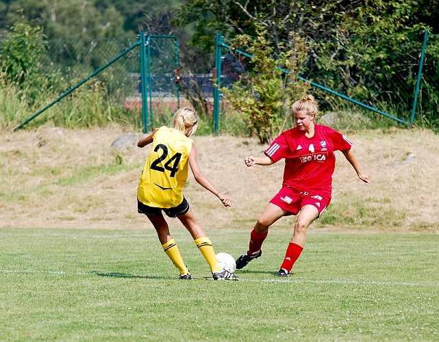 2010_0703_06.JPG - Linn Simonsson dribblar sig förbi Värhultabacken