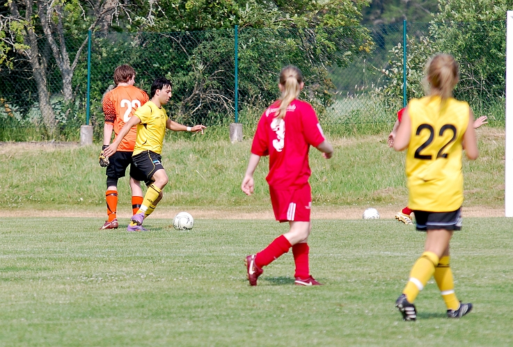 2010_0703_26.JPG - Karim Safari dribblar sig förbi målvakten och utökar ledningen till 5-1 för Södra