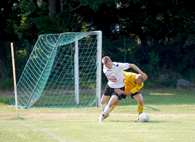 2010_0703_30.JPG - 2:a matchen spelades mot Kolsva IF, seger med 5-2. Filip Stjernfeldt får frispark i den här närkampen