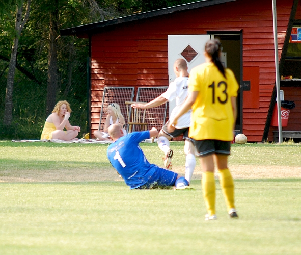 2010_0703_37.JPG - Almir Masinovic är ute och gör en bra räddning