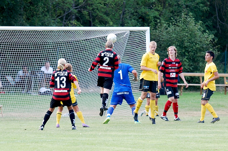 2010_0703_50.JPG - Bra läge för Köping men spelaren nickar bollen över målet