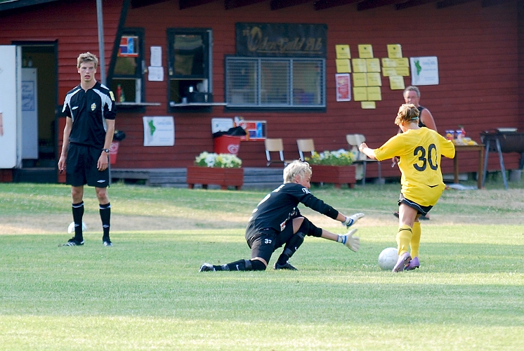 2010_0703_57.JPG - Köpings målvakt långt ute och tar bollen för Ida Asp