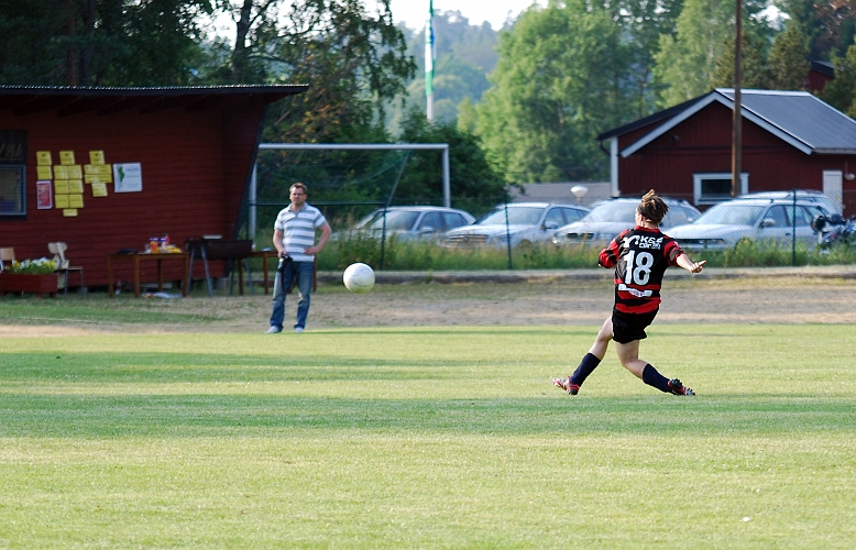 2010_0703_58.JPG - Köpings straffläggare slår bollen i en båge över målcakten in i mål. 1-0 till KFF