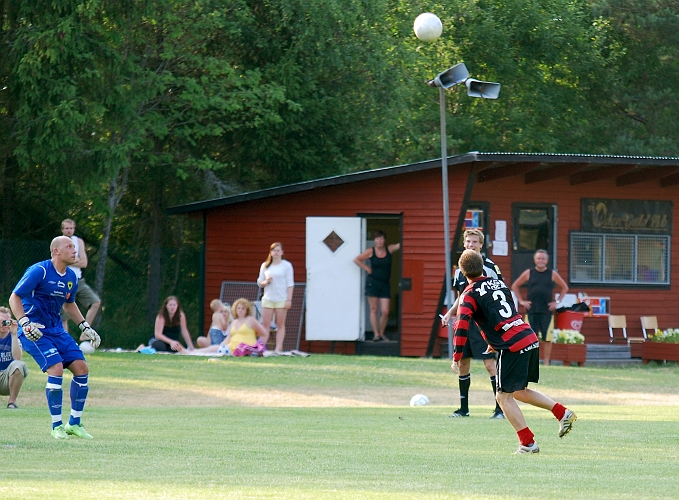 2010_0703_61.JPG - Köpingspelaren försöker sig på en variant med en hög boll och sedan en klack bakom ryggen . . . .