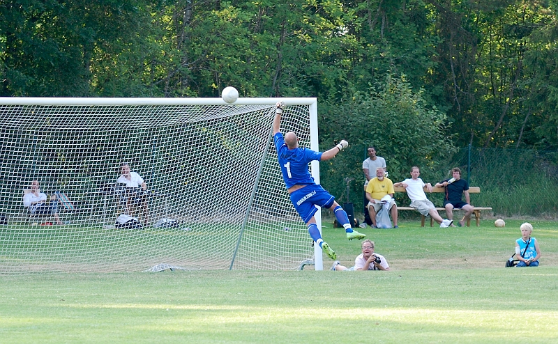2010_0703_62.JPG - . . . . och Södra's målvakt Almir Masinovic får sträcka ut ordentligt för att nå bollen.