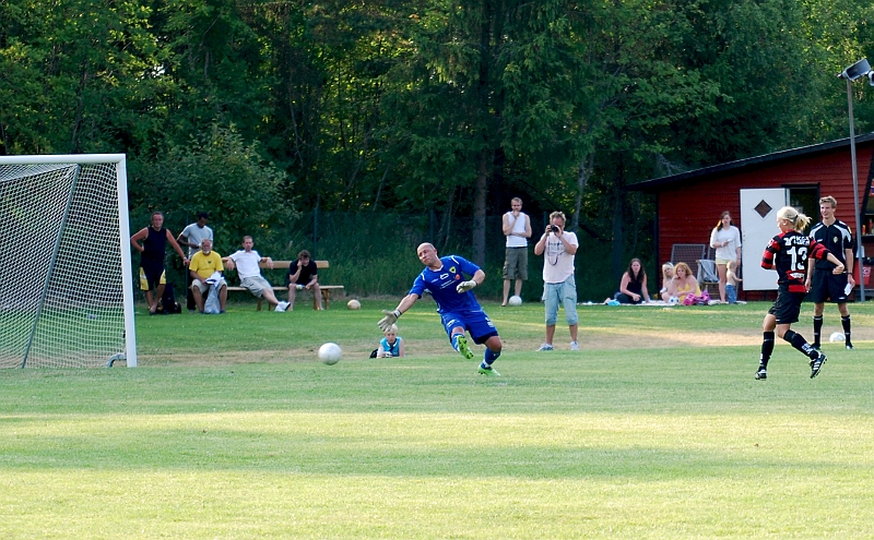 2010_0703_64.JPG - Avgörande straffen som Köpingspelaren skjuter bollen via stolproten och in, vilket betyder att Köping FF vinner med 2-1