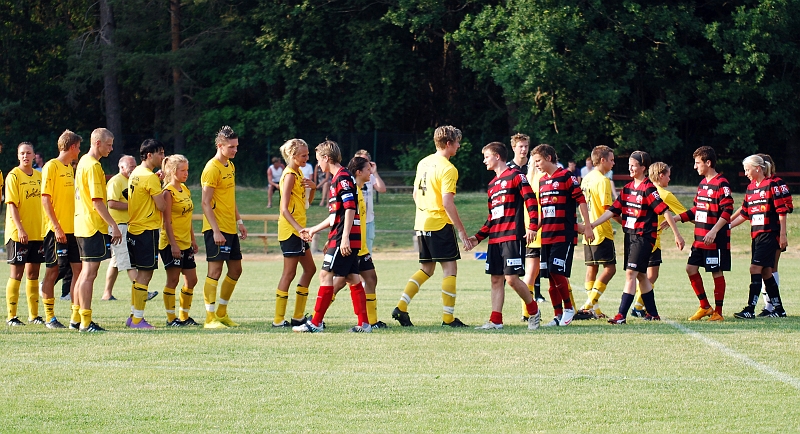 2010_0703_65.JPG - Spelarna tackar varandra efter matchen