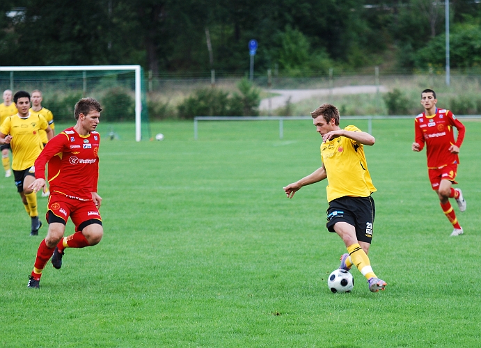 2010_0802_03.JPG - Dennis Jansson tar emot en passning och vänder in mot målet