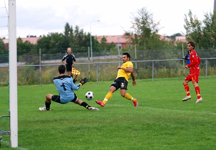 2010_0802_06.JPG - Arton Bekaj har ett bra läge till att kvittera men målvakten gör en fin räddning