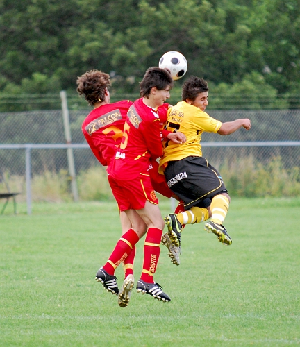 2010_0802_13.JPG - Bewar Mohammad i nickduell med 2 Syrianska spelare
