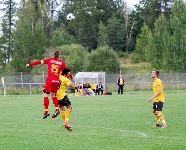 2010_0802_17.JPG - Syrianska mittbacken nickar undan bollen