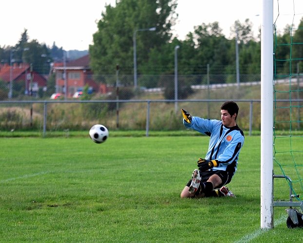 2010_0802_22.JPG - Syrianska målvakten gör en parad på ett närskott