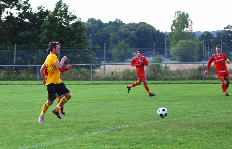 2010_0802_28.JPG - Dennis Jansson rullar in 4-1 till Södra 10 min in i 2:a halvlek