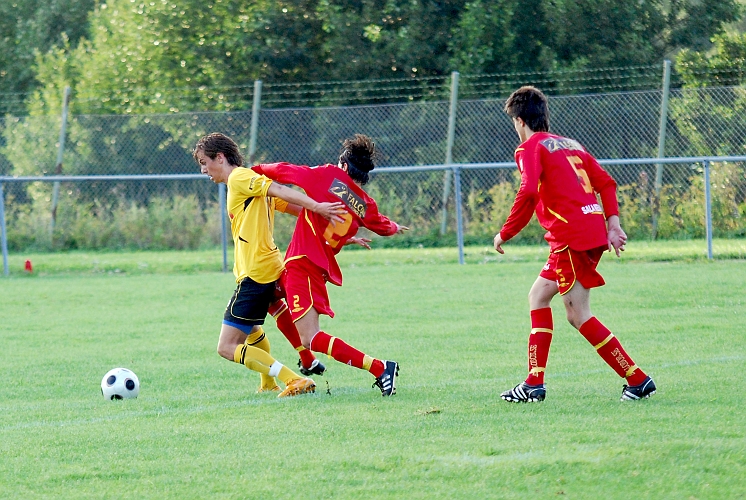 2010_0802_29.JPG - Rio Babovic dribblar och täcker bollen för den Syrianska backen