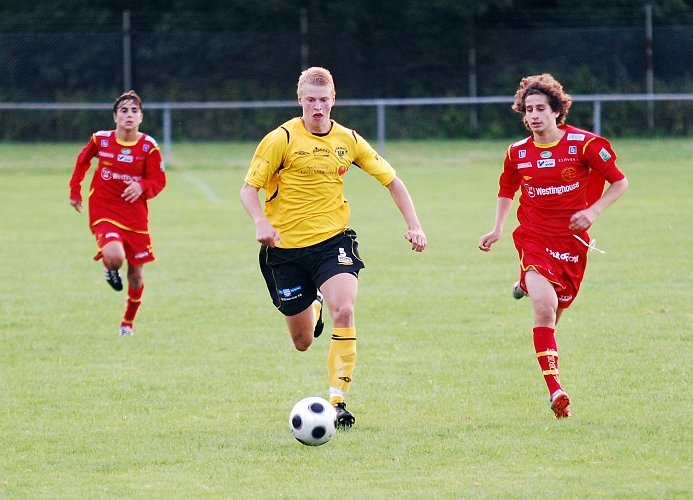 2010_0802_30.JPG - Filip Stjernfeldt avancerar i full fart från mittplan och fram mot mål
