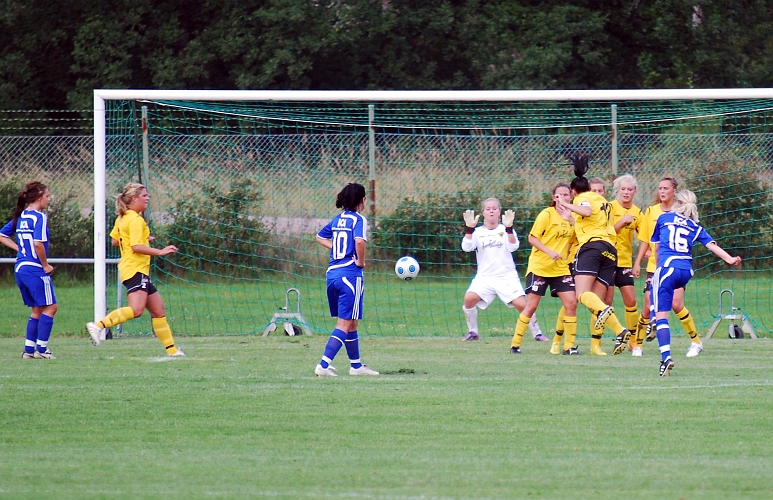 2010_0805_07.JPG - Frispark för Frövi strax utanför straffområdet, men bollen går en bit utanför stolpen