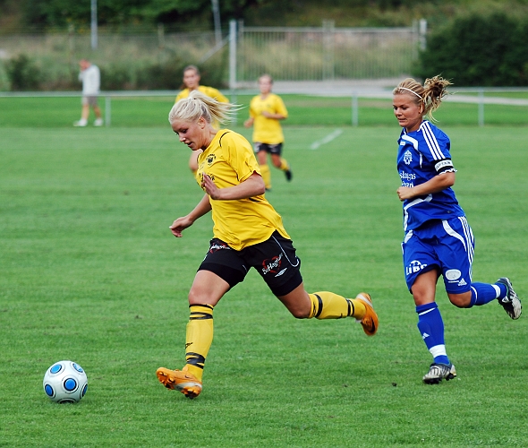 2010_0805_08.JPG - Amanda Segerstedt har tagit sig förbi Frövi försvararen och avancerar mot målet