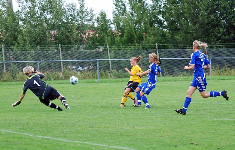 2010_0805_11.JPG - Ida Asp lyfter elegant in 2-0 till Södra