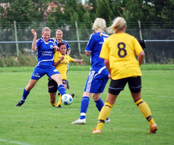 2010_0805_14.JPG - Betty Blixt blir hårt uppvaktad av Frövi försvararen