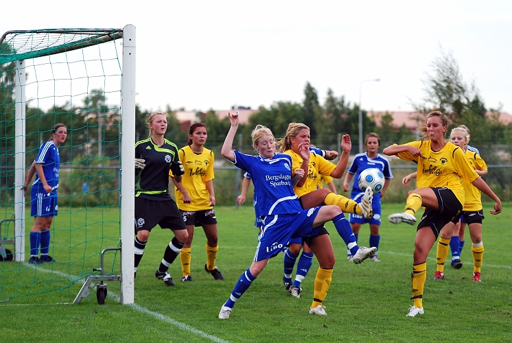 2010_0805_15.JPG - Ida Sörén och Sofia Larsson jobbar mot bollen efter en hörna för Södra