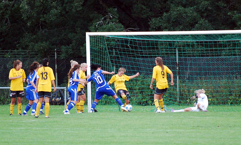 2010_0805_24.JPG - Frövi kvitterar till 4-4 på en retur efter en hörna