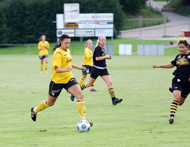 2010_0807_06.JPG - Elin Segerstedt kommer igenom och rullar in 2-0 till Södra