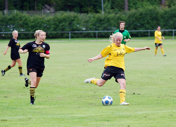 2010_0807_07.JPG - Rebecca Skog avslutar med skott mot mål