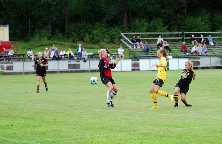 2010_0807_34.JPG - . . . . som Karolina Björklund möter på ett tillslag och bollen går förbi målvakten in i mål. 4-2 till Södra