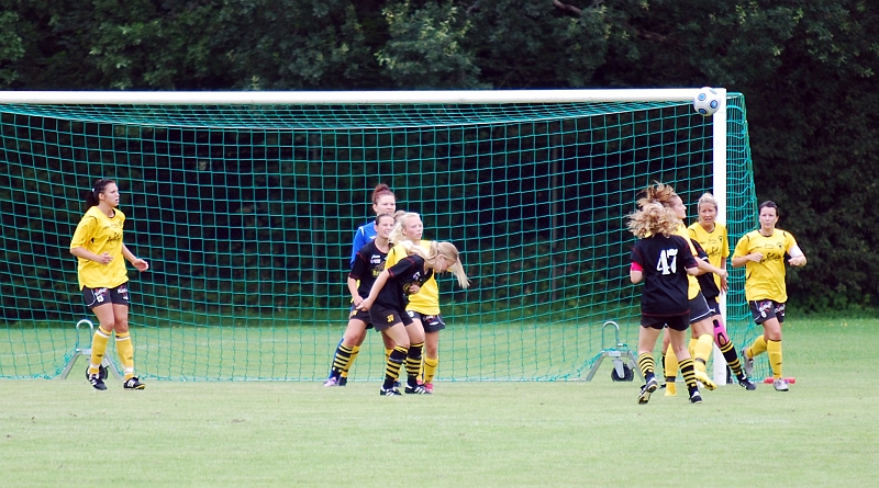 2010_0807_36.JPG - En Skiljebohörna där Södraförsvaret nickar undan bollen